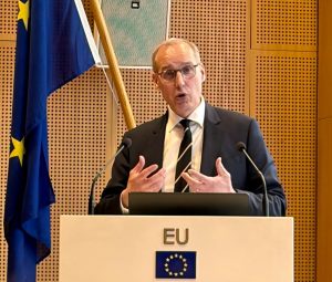 Euroklubin tilaisuuden puhuja Lauri Hirvonen