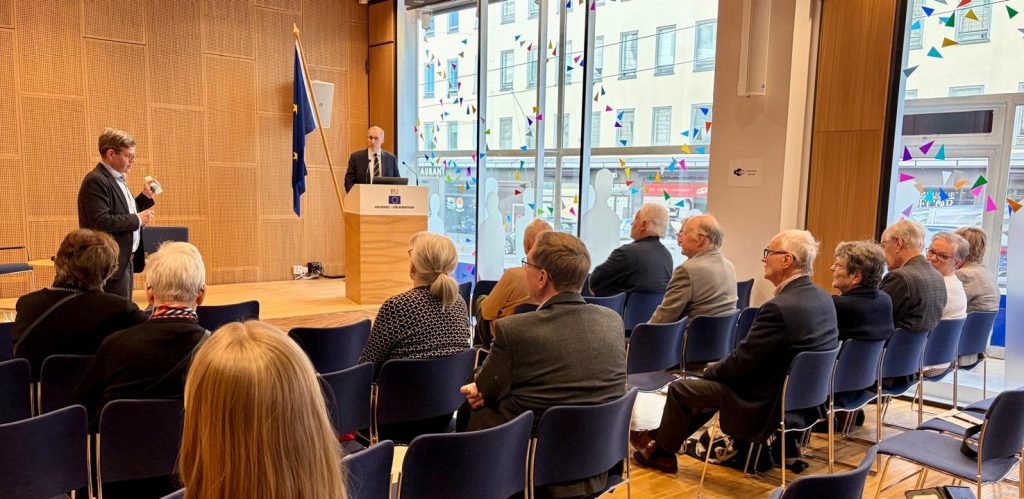 Euroklubin yleisöä ja puhuja.