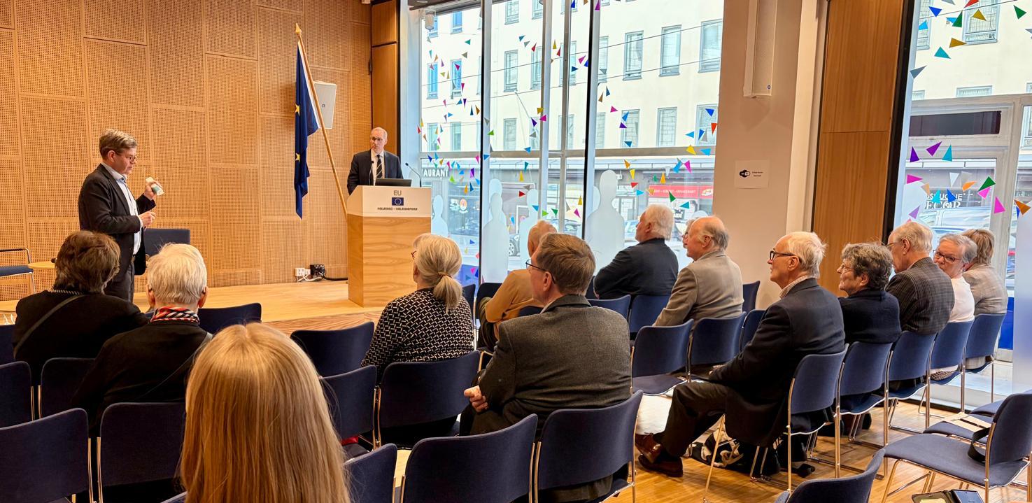 Euroklubin yleisöä ja puhuja.