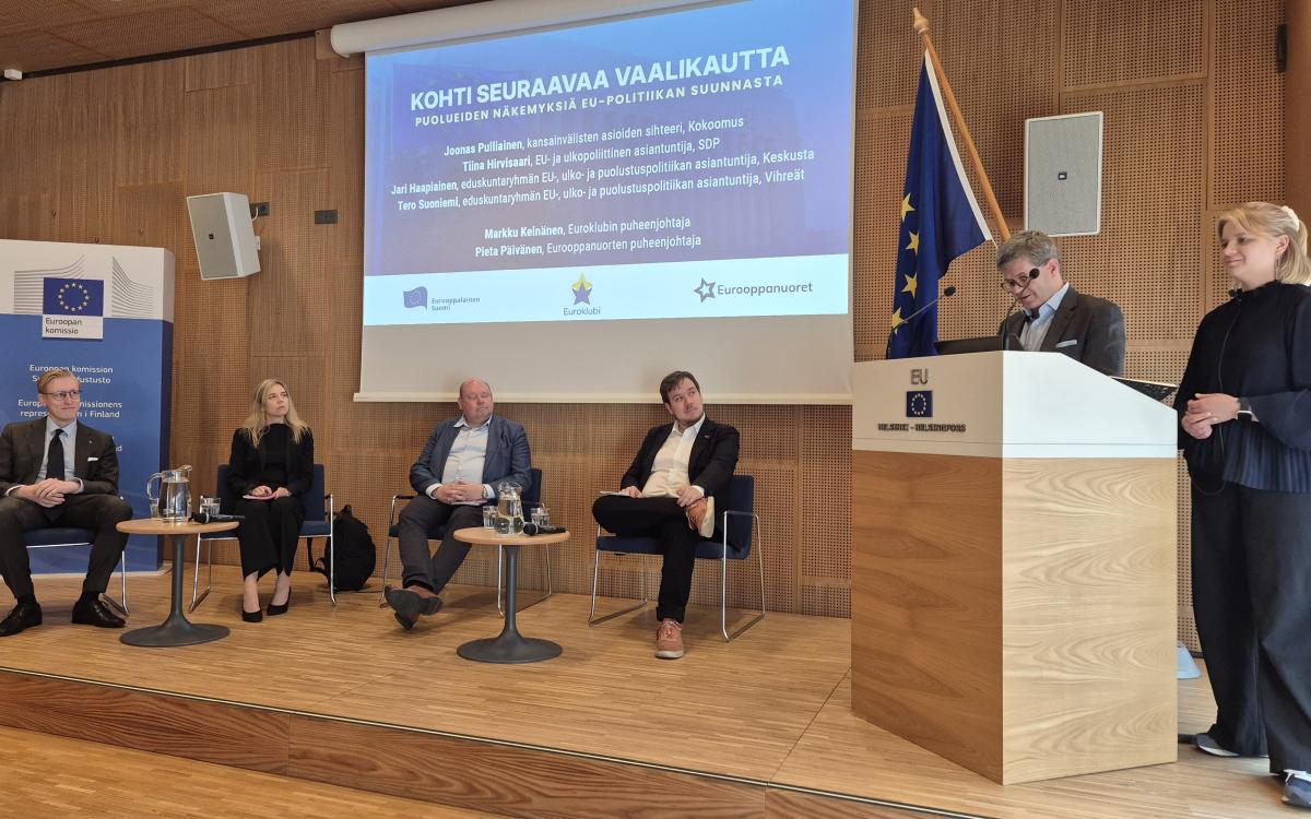Panelistit ja moderaattorit Eurooppasalin lavalla.