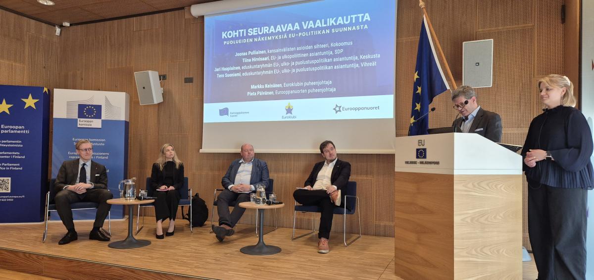 Panelistit ja moderaattorit Eurooppasalin lavalla.